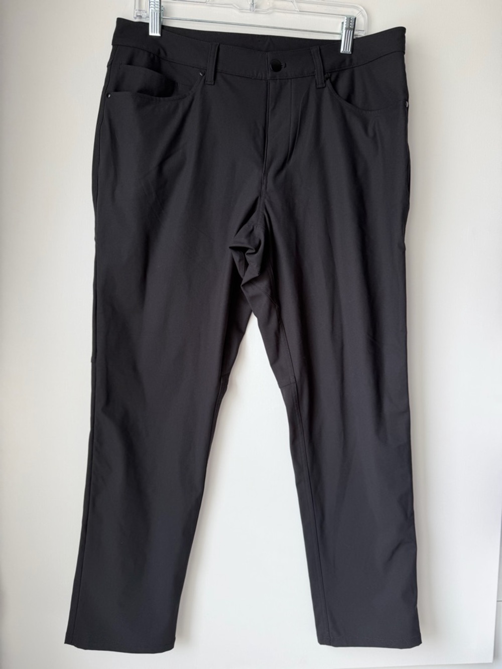lululemon Men's Black Performance classic fit. (H166)